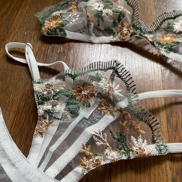 Adorable Fairy Nymph Floral Embroidered Lingerie - Picture 4 of 8
